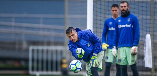 Jogador recebe sondagens de México, Arábia e Itália, mas fica no Grêmio