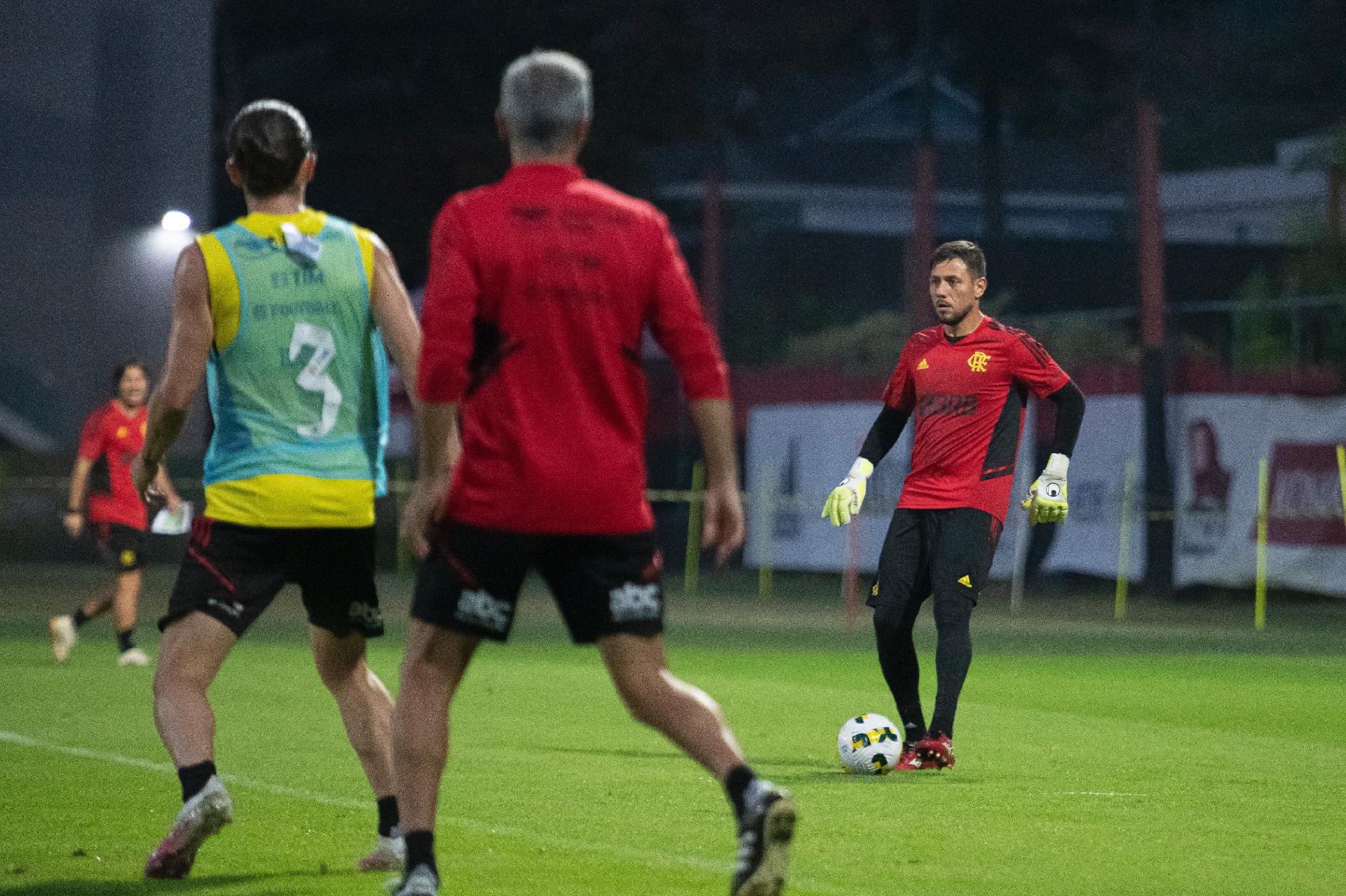 Paulo Sousa arruma mais problemas com Diego Alves fora do banco