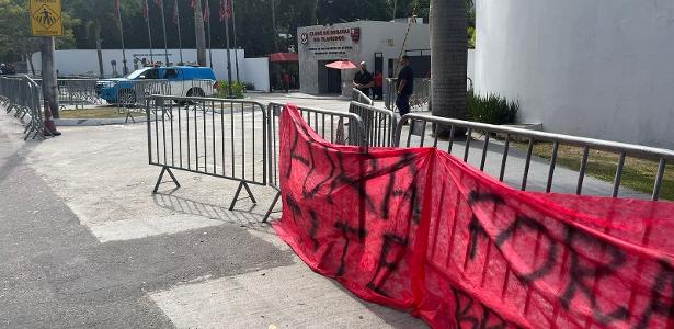 Protesto tumultua CT do Flamengo com faixa, pipoca e presença da PM.