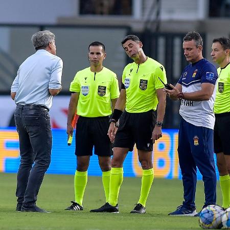 Renato Gaúcho, técnico do Grêmio, reclama com o árbitro Flávio Rodrigues de Souza