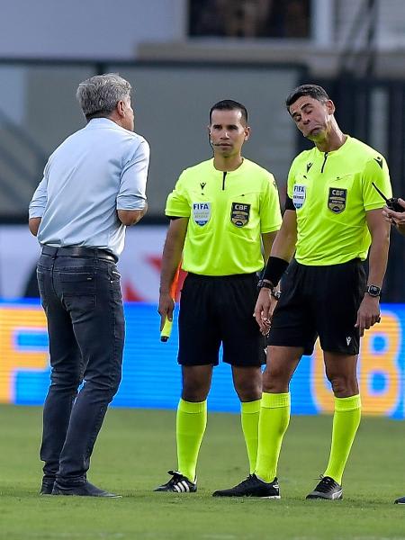 Renato Gaúcho, técnico do Grêmio, reclama com o árbitro Flávio Rodrigues de Souza