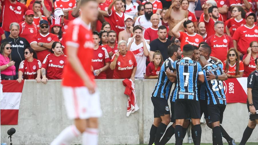 Com gol no fim, Grêmio bate Internacional e se garante na final do Gauchão