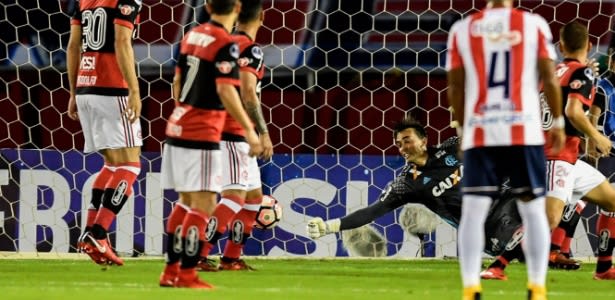 Sem Muralha, César pega pênalti e Fla vai à final continental após 16 anos