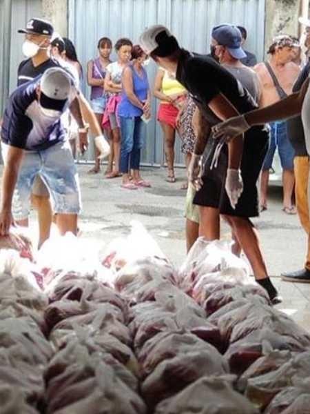 Atacante do Fla doa cestas básicas para bairro onde nasceu em Belo Horizonte