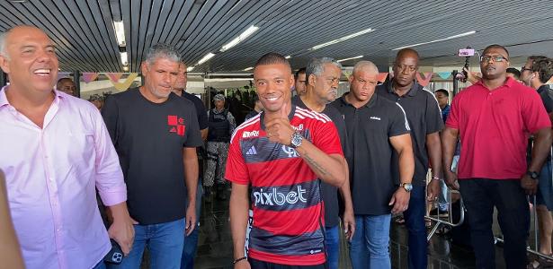 De la Cruz chega ao Rio e comemora acerto com o Flamengo: Muito feliz