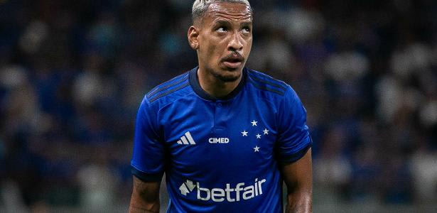 Meia do Cruzeiro revela superação de problemas pessoais e luta pela carreira.