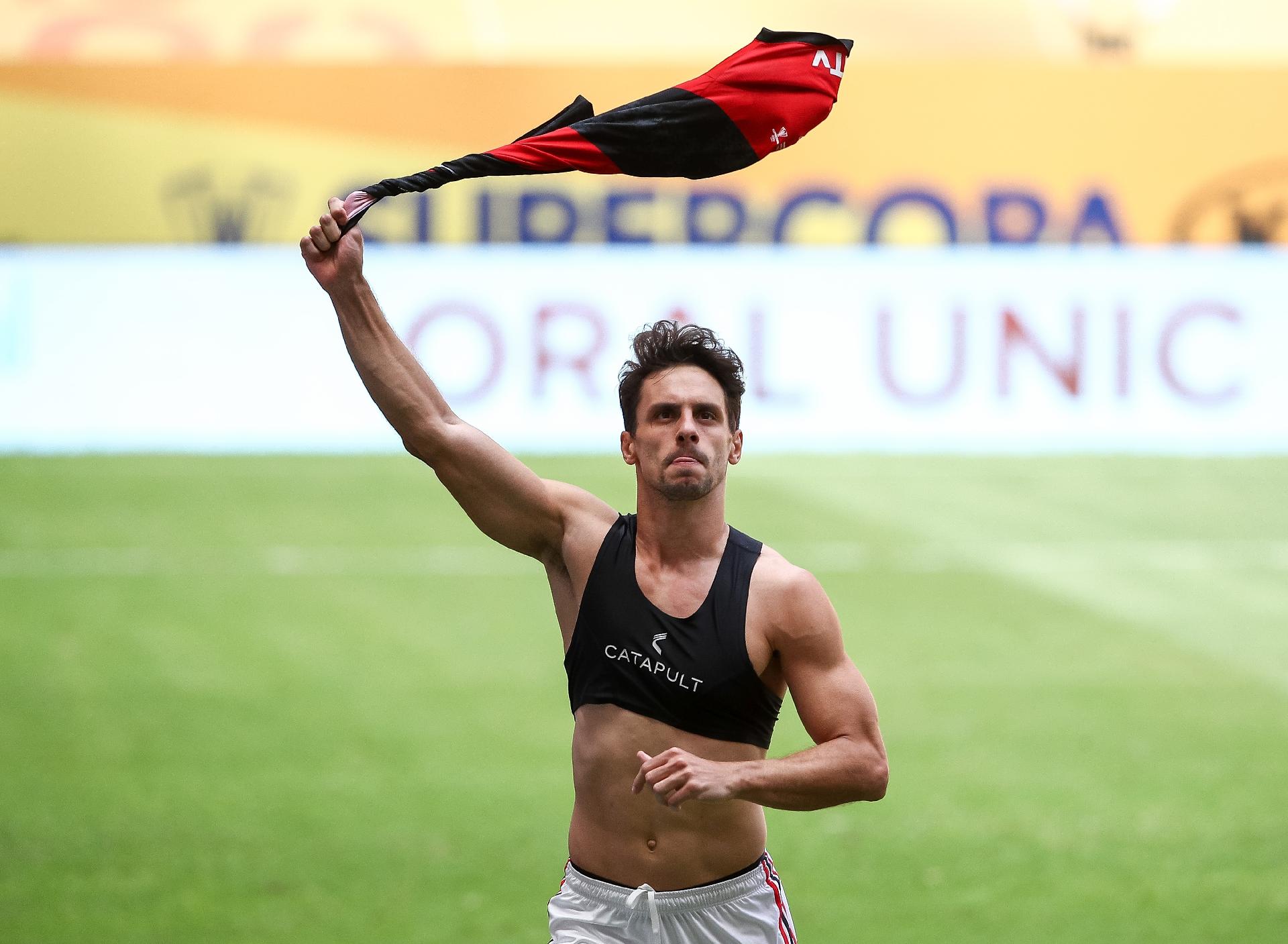 Rodrigo Caio celebra gol da redenção na Supercopa