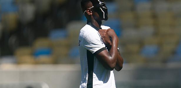 Botafogo vence Flamengo com gol de Pantera Negra em terceiro jogo sem vitórias.