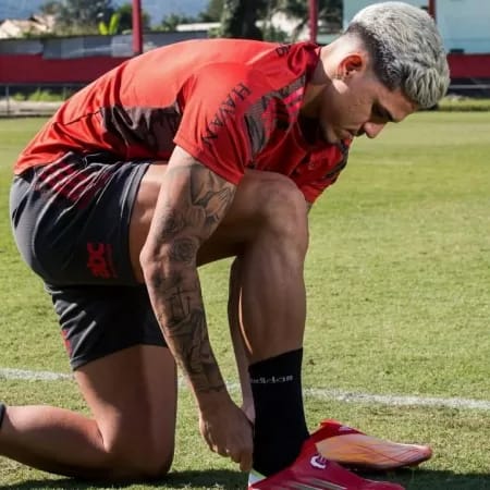 Atacante do Flamengo exibe nova chuteira e troca Puma por Adidas