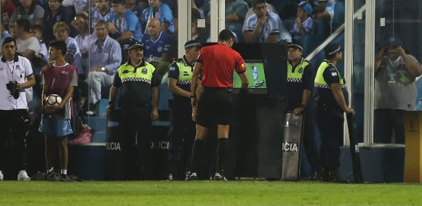 [VÍDEO] VAR funciona e expulsa jogador do Tucumán