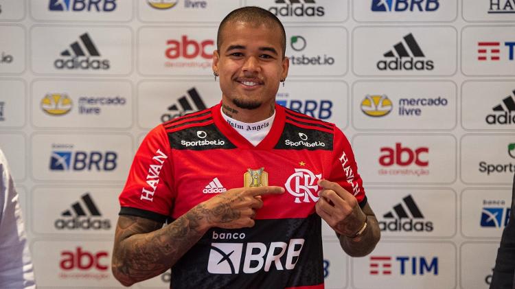 Sensação única, diz Kenedy ao ser apresentado como reforço do Flamengo