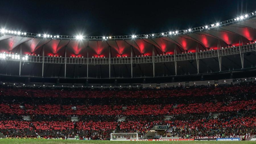 Bem-vindo ao inferno: torcida do Fla prepara mosaico no Maracanã