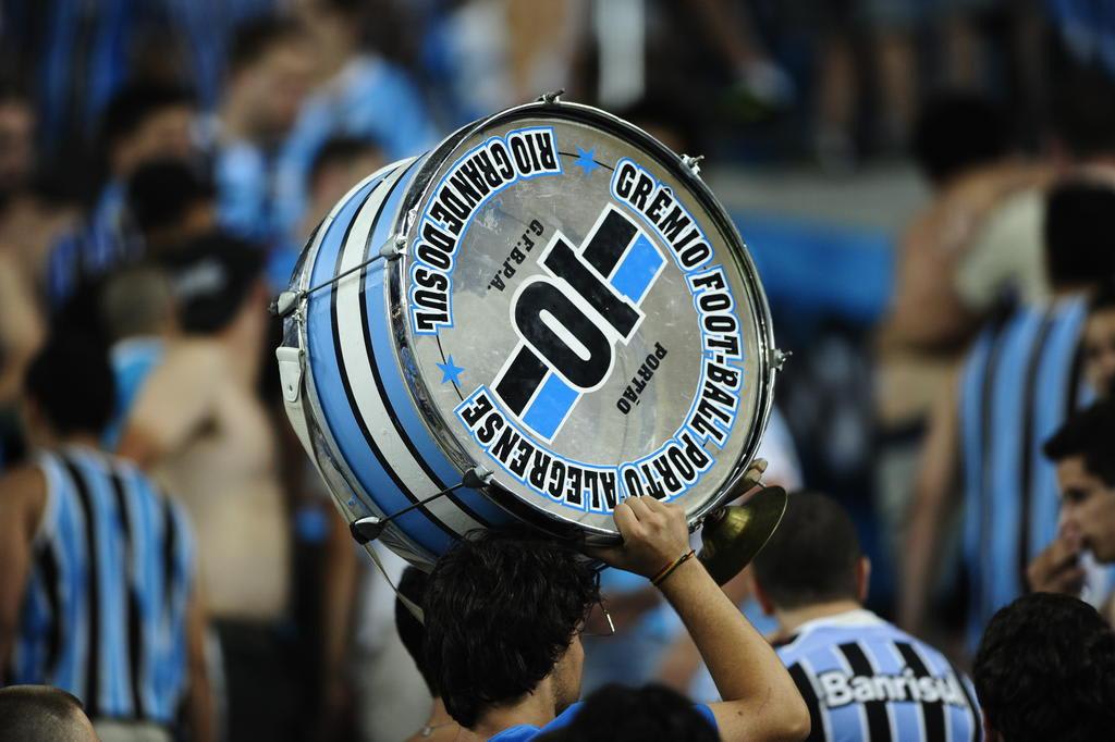 Grêmio lança nova camisa em homenagem aos cantos da torcida