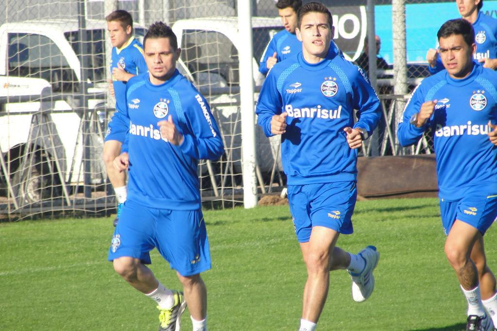 Grêmio faz treino físico em dois turnos no Olímpico