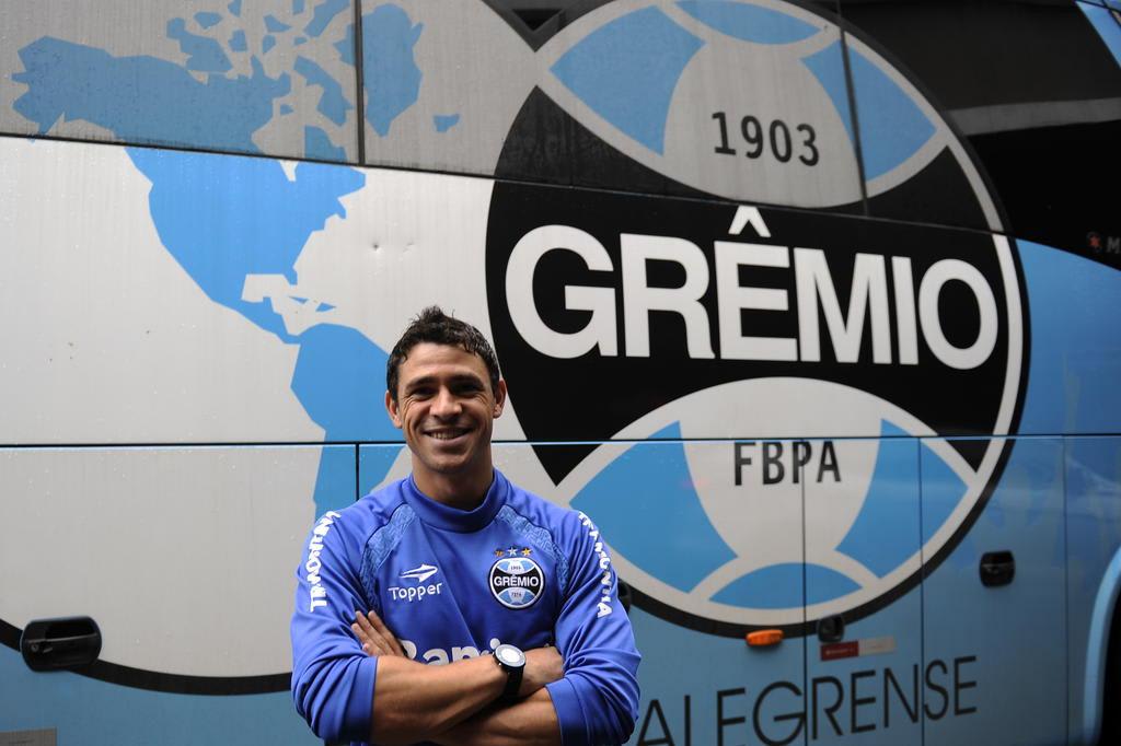 Feliz por retorno a Porto Alegre, Giuliano garante: Abracei a causa do Grêmio