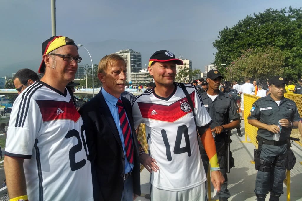 OFF - Ex-técnico do Bayer Leverkusen vai ao jogo contra a França de metrô