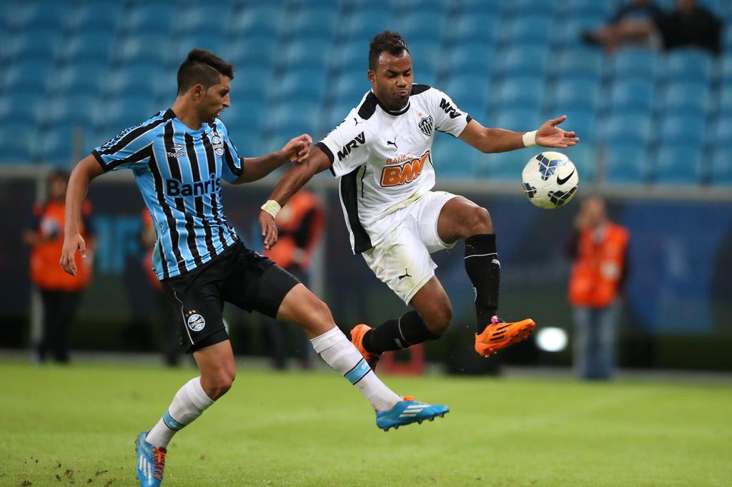 Grêmio fecha a contratação do atacante Fernandinho, do Al-Jazira