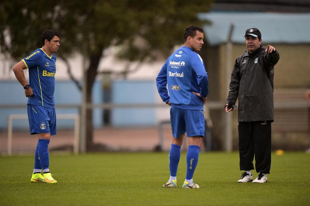 É um sonho, diz Enderson sobre estreia de Giuliano no Grêmio