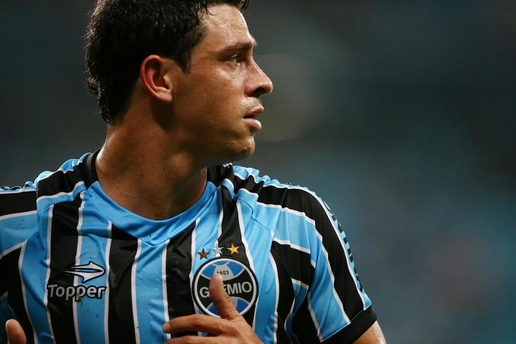 Giuliano começa bem, mas afunda com time do Grêmio no 2º tempo