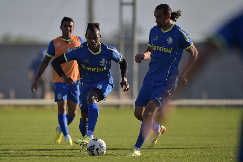 Enderson testa Fernandinho na vaga de Alán Ruiz no Grêmio