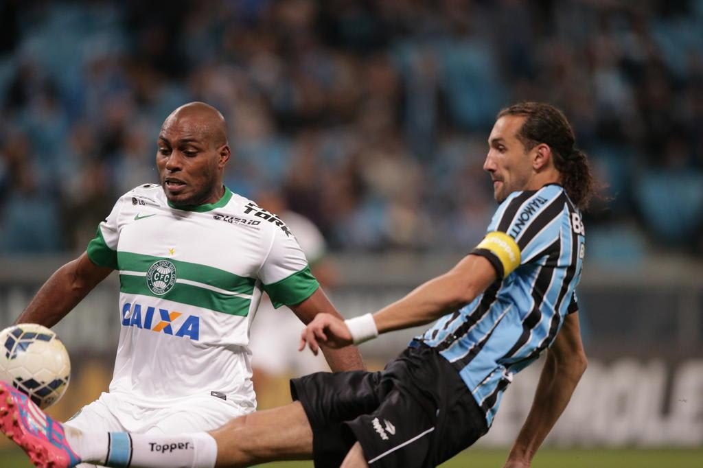 Coritiba surpreende e vence Grêmio na Arena