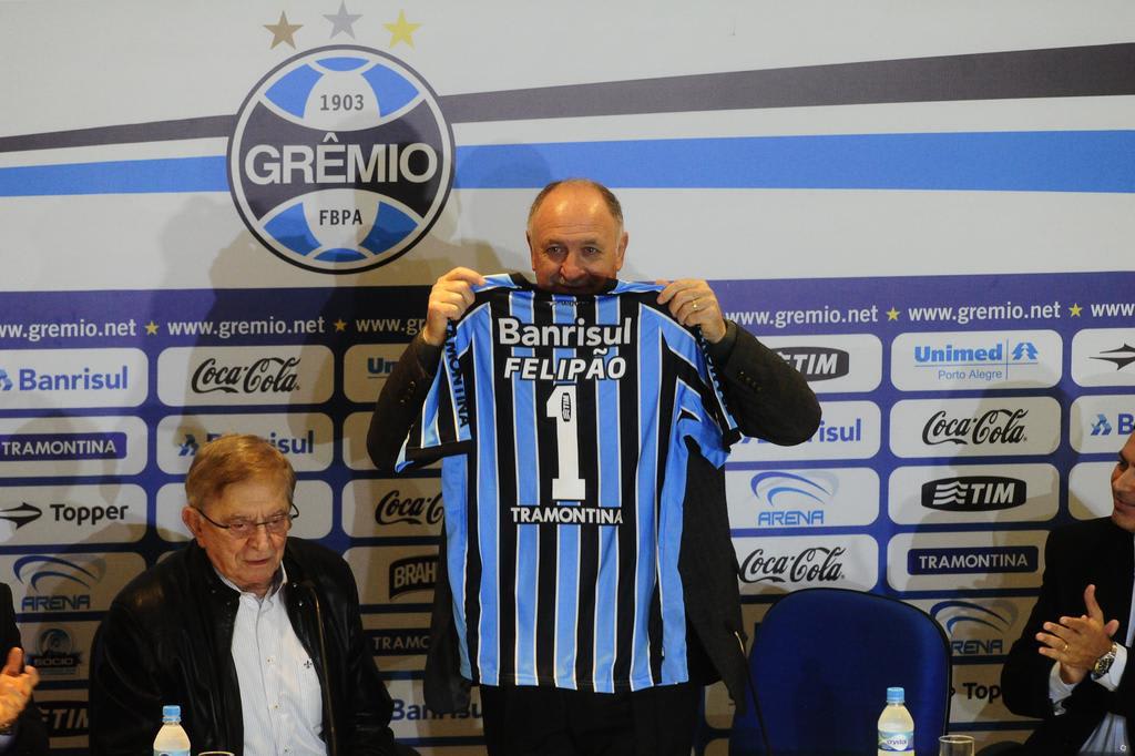 Felipão é apresentado na Arena: Sou gremista, aqui é minha casa