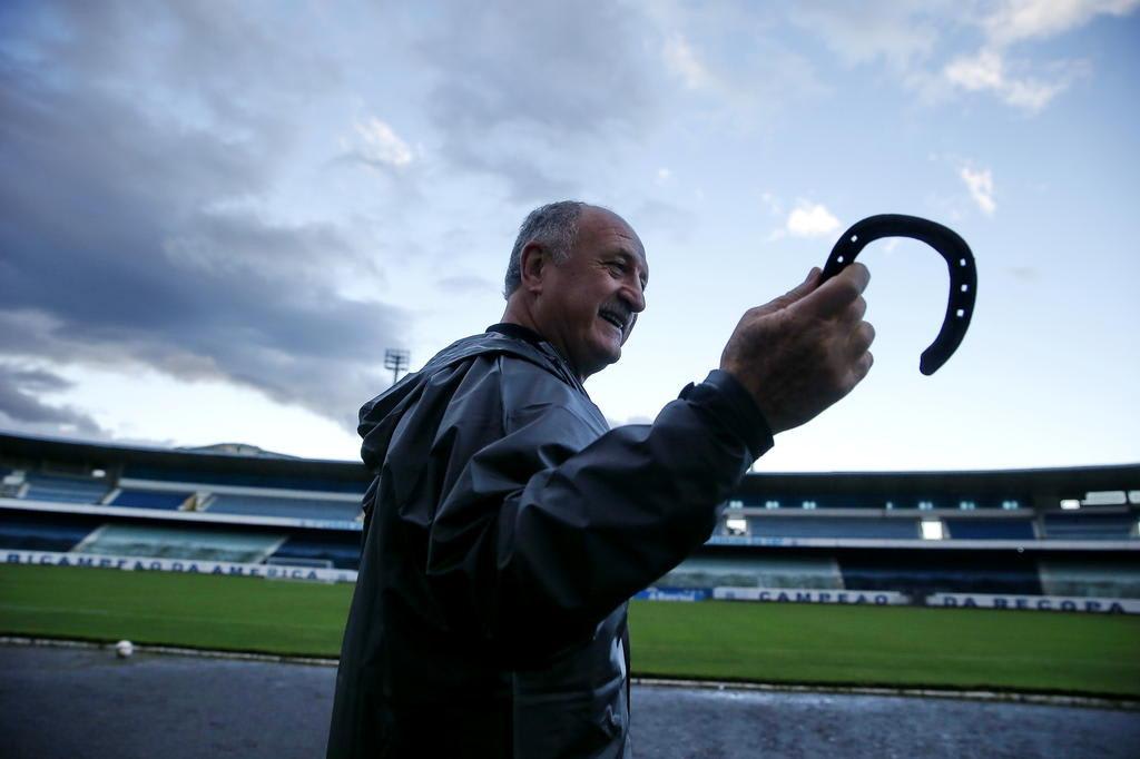 Ferradura e pé direito no primeiro dia de Felipão como técnico do Grêmio