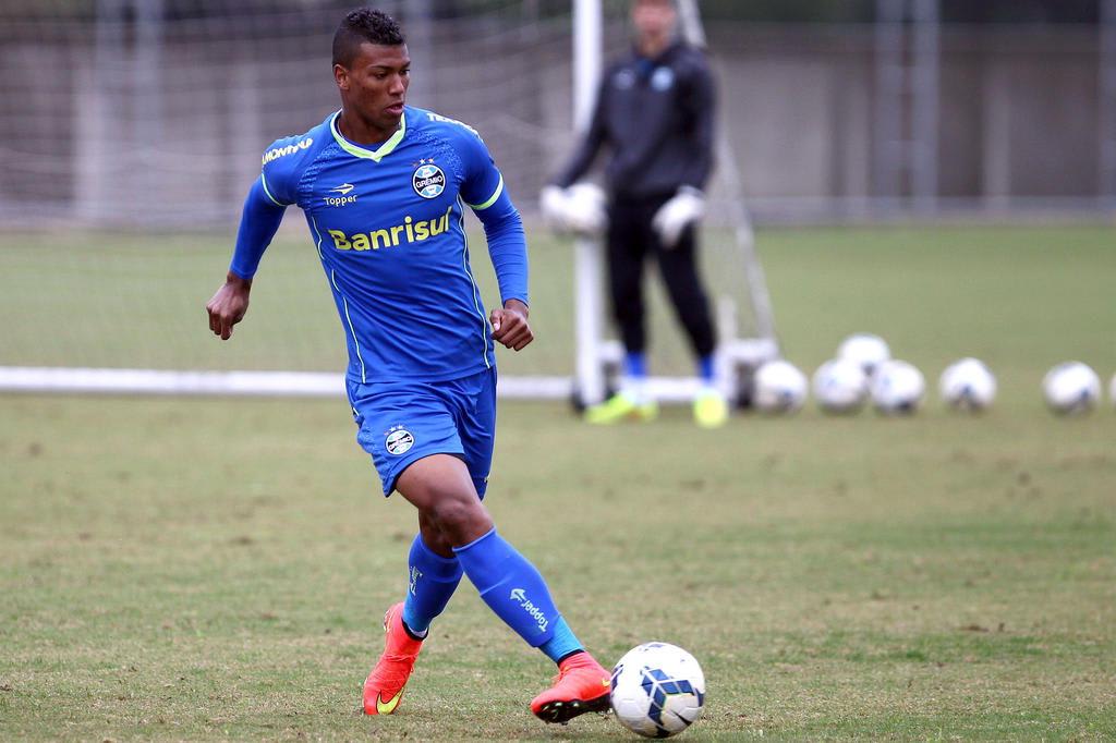 Garoto Walace encanta Felipão e começa a ganhar espaço no time titular do Grêmio