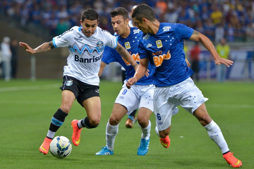 Cruzeiro marca no final e Grêmio perde por 1 a 0 no Mineirão