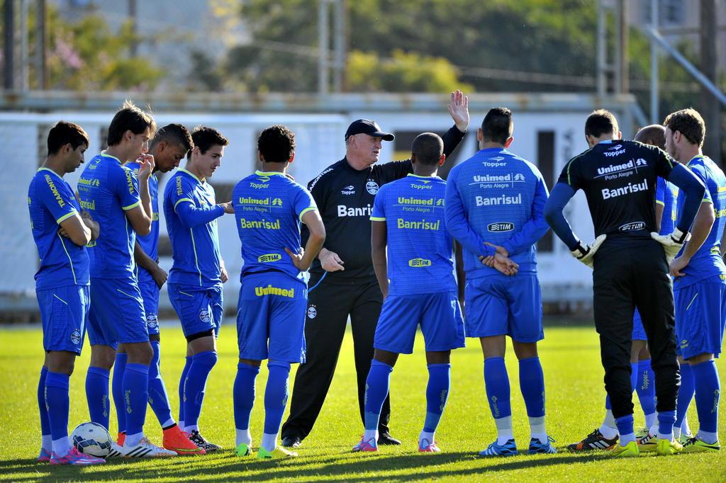 Saimon retorna, mas Edinho e Riveros continuam fora do time do Grêmio