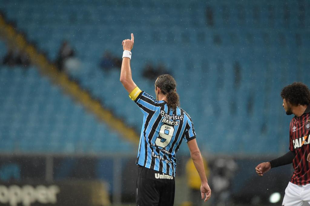 Grêmio pressiona o Atlético-PR e ganha no final com gol de Barcos