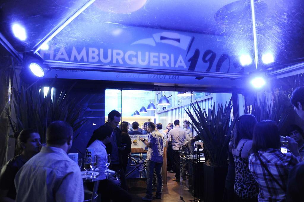 Hamburgueria 1903 vende 500 lanches por dia em um mês