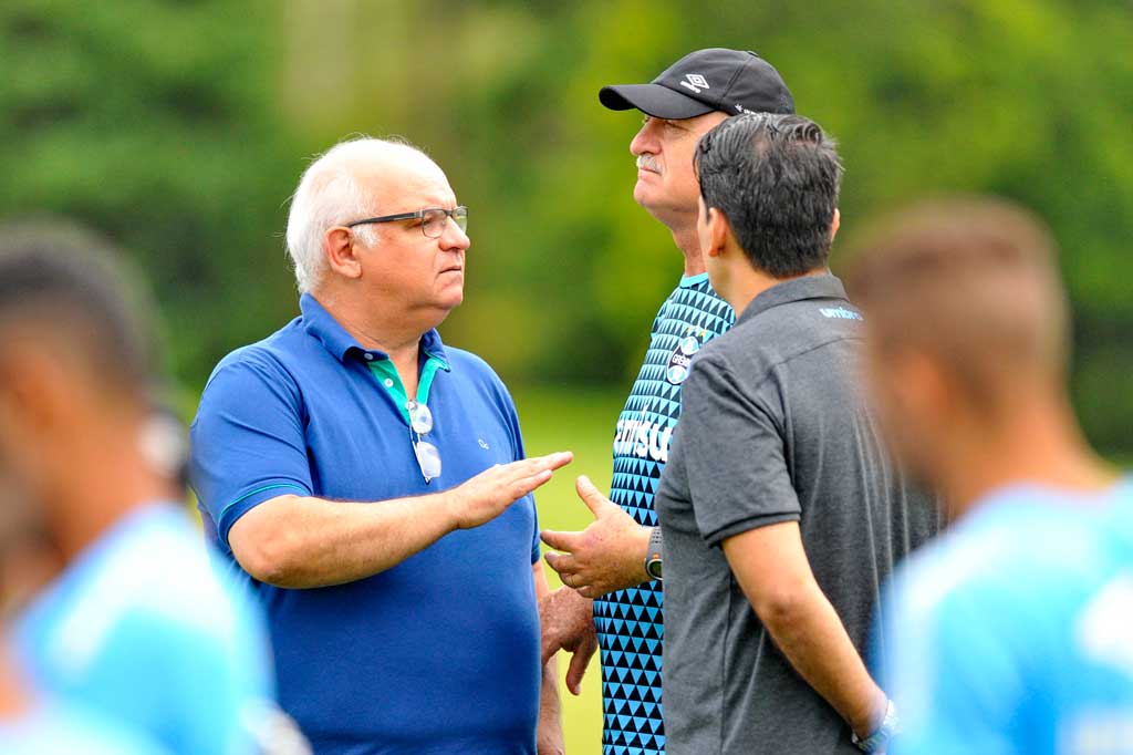 Enquanto jogadores treinam, Bolzan expõe a Felipão quadro financeiro do Grêmio