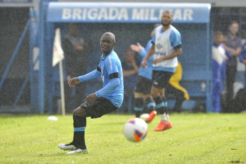 VÍDEO: balãozinho de Lincoln e golaços: veja os melhores lances do primeiro coletivo do Grêmio