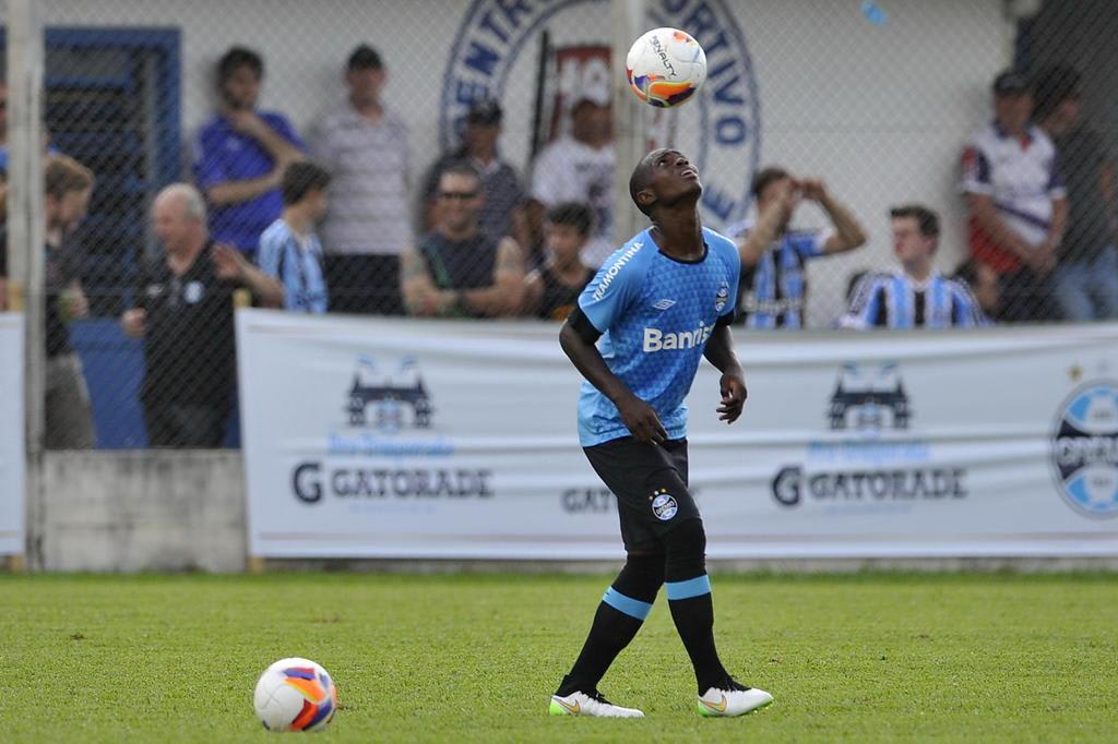 Após encantar em treino, Lincoln vira atração na pré-temporada do Grêmio