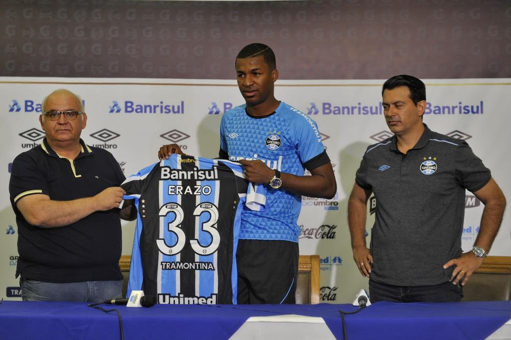 Tenho sangue nas veias, diz Erazo ao vestir a camisa do Grêmio