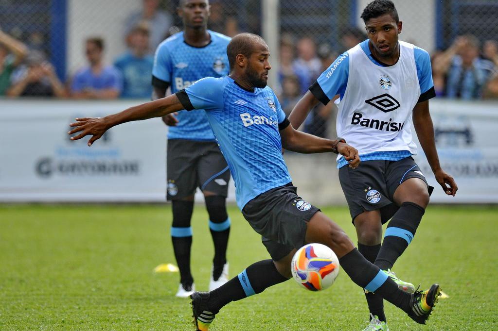 Grêmio tenta definir logo situação de Fellipe Bastos e Araújo