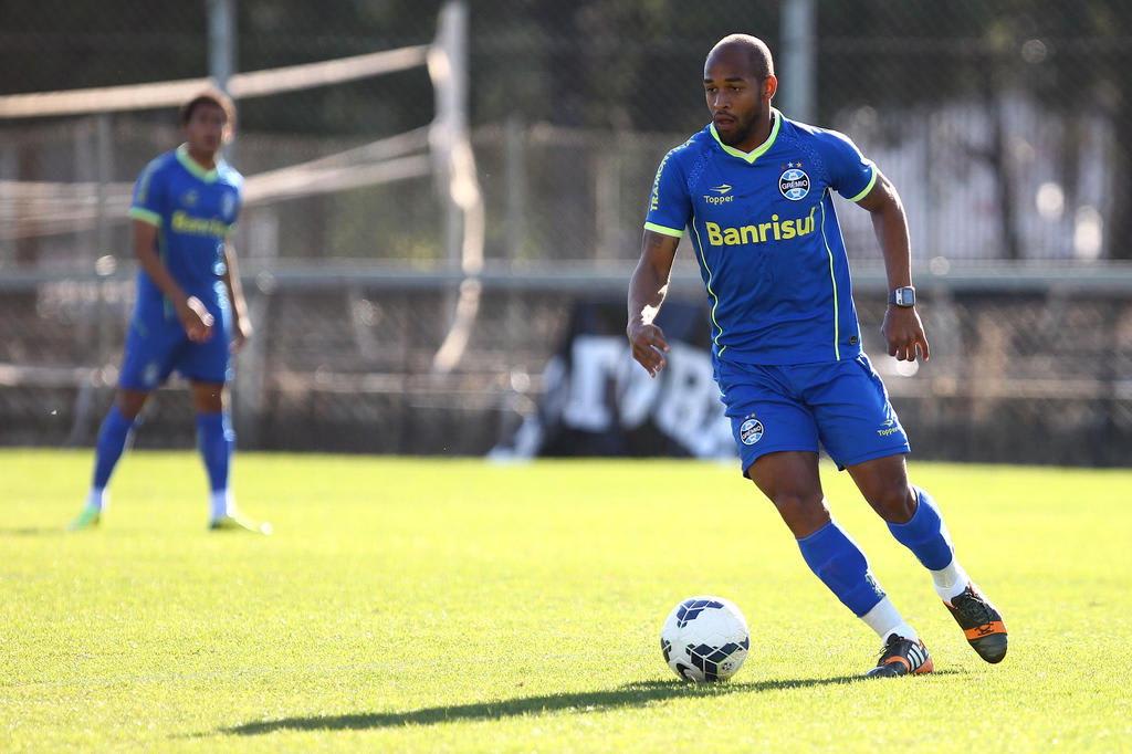 Grêmio encaminha oferta ao Vasco para manter Fellipe Bastos