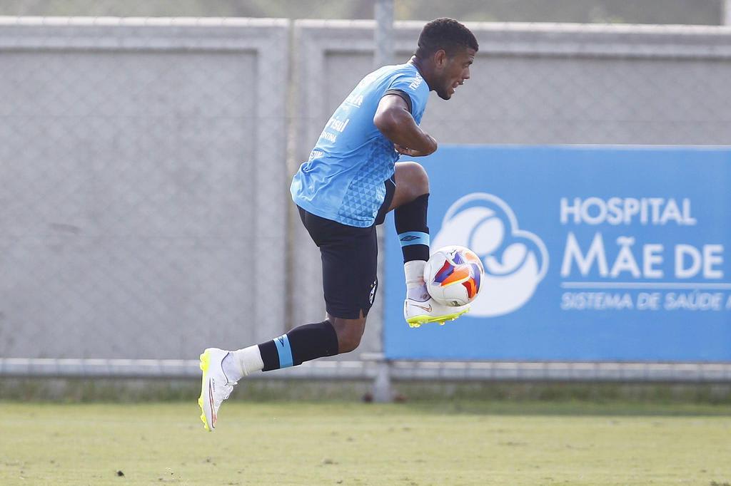 Júnior acerta renovação por três anos com o Grêmio