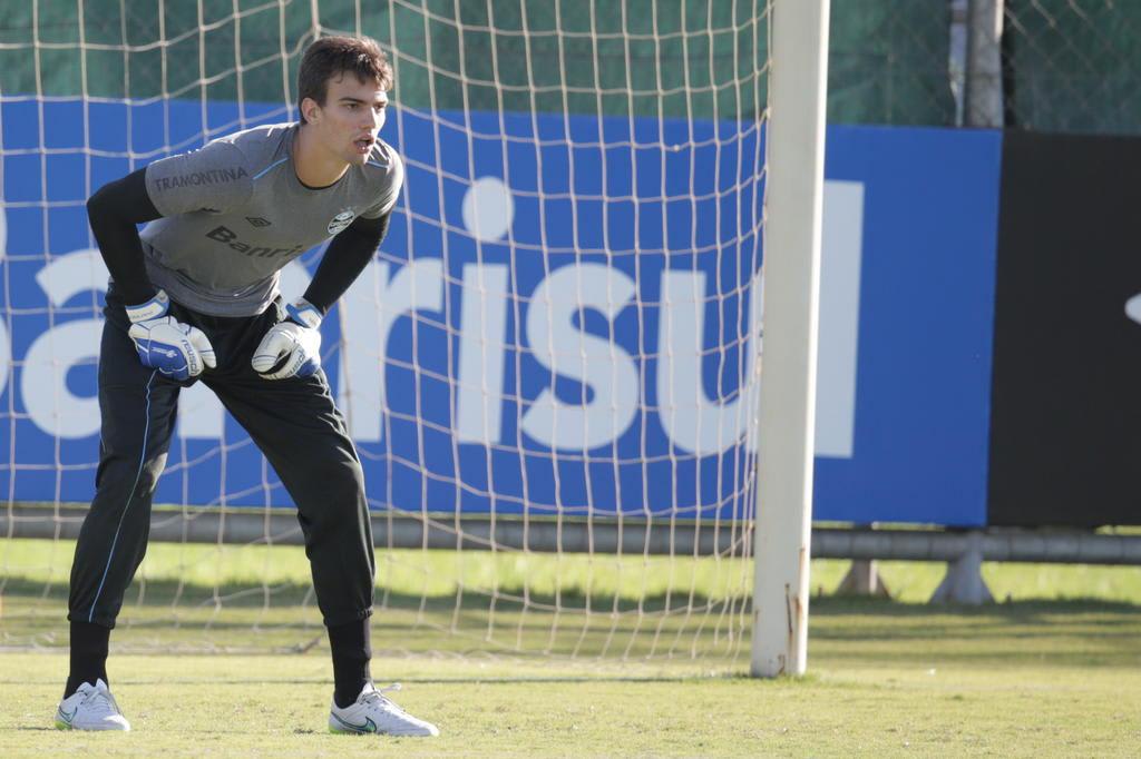 Com Grohe na Seleção, Leo larga na frente por titularidade no Grêmio