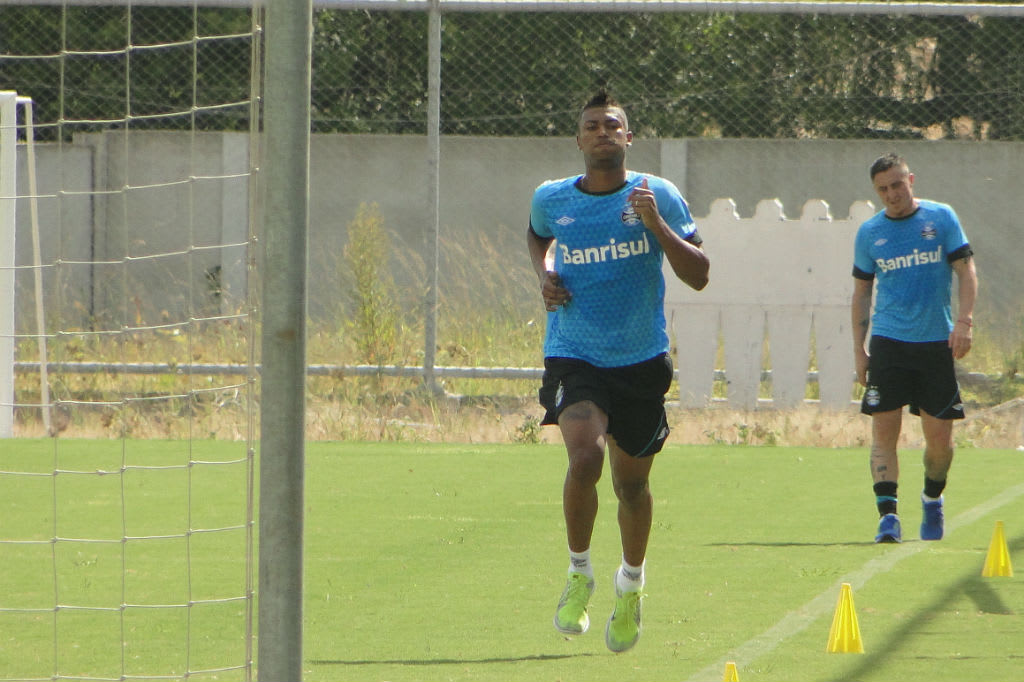 Cebolla e Walace correm na reapresentação do Grêmio