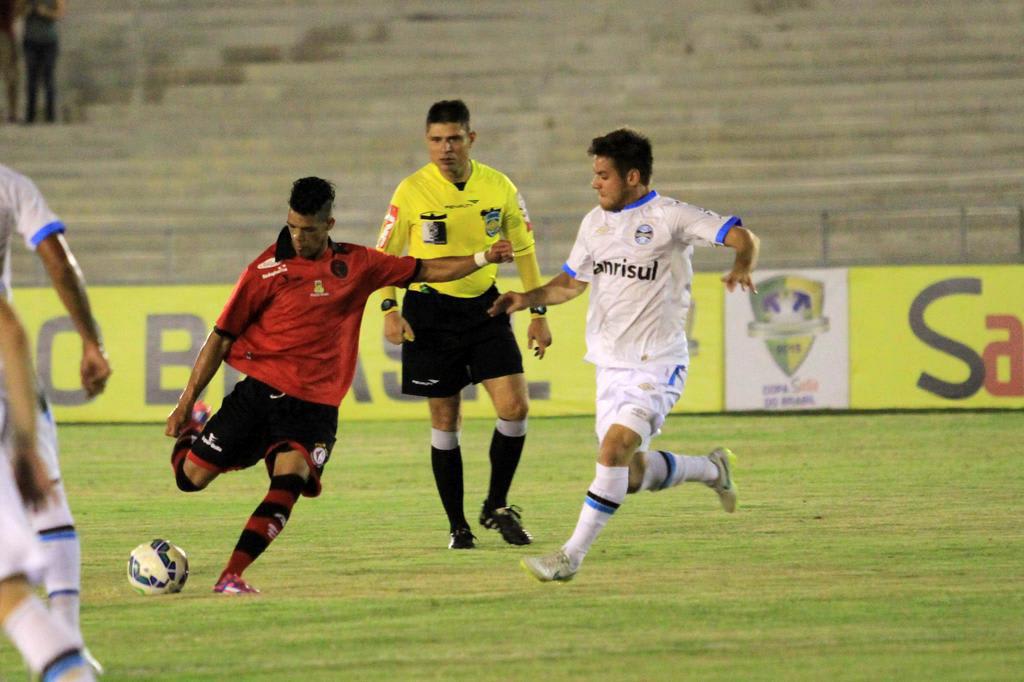 Lateral que desistiu de clube reforça o Campinense contra o Grêmio