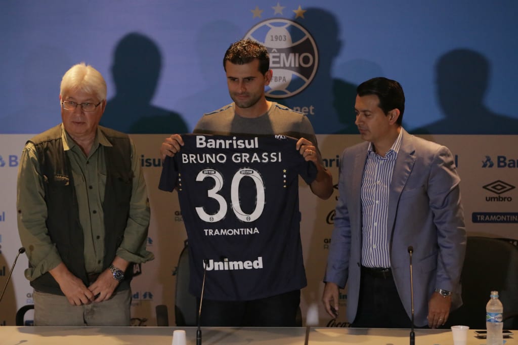 Bruno Grassi é apresentado no Grêmio e ganha a camisa 30 de Kleber