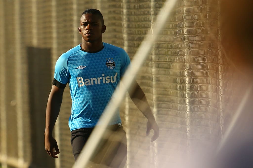 Yuri Mamute faz teste durante treino do Grêmio