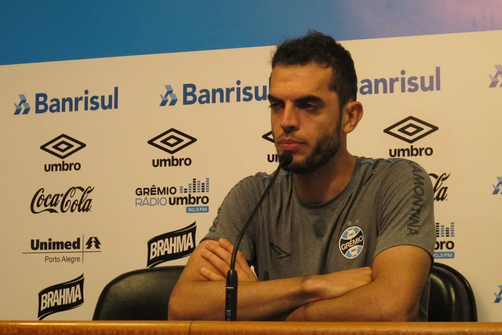 Rhodolfo revela sonho erguendo a taça do Gauchão