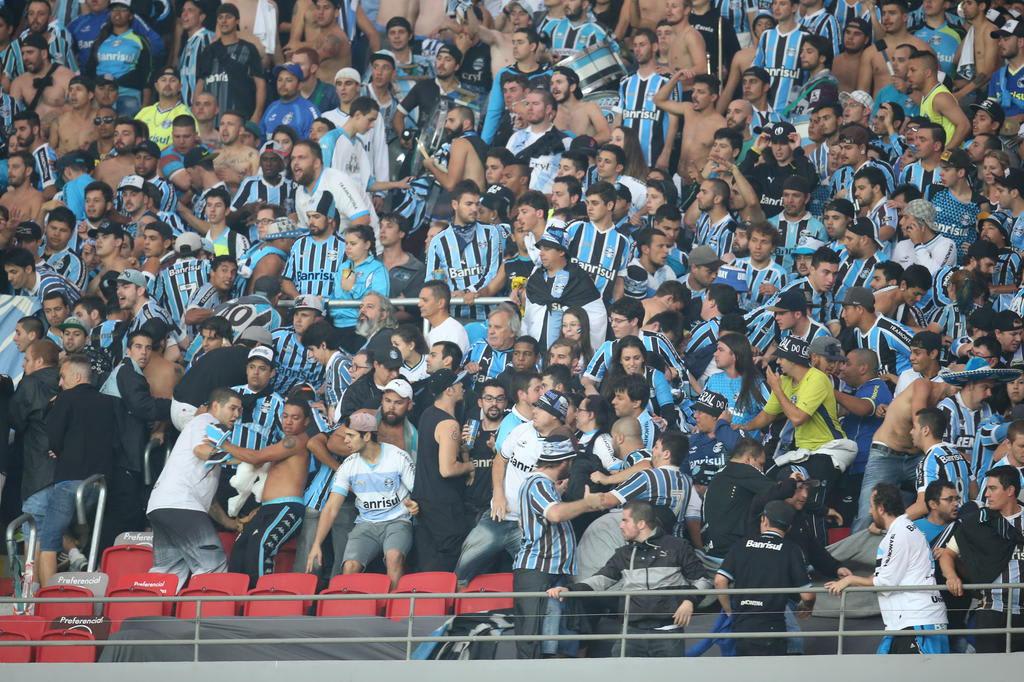 Gremistas reclamam de falhas no controle de ingressos e na revista policial antes do Gre-Nal