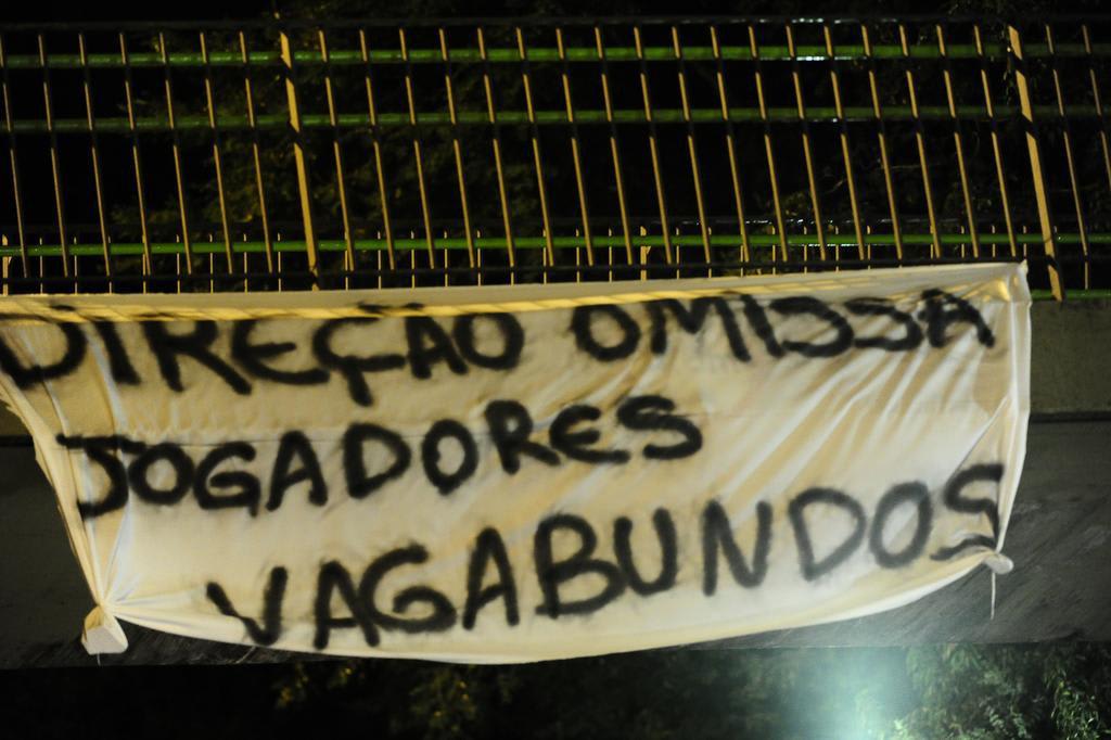 Faixas com ofensas ao Grêmio são vistas em Porto Alegre