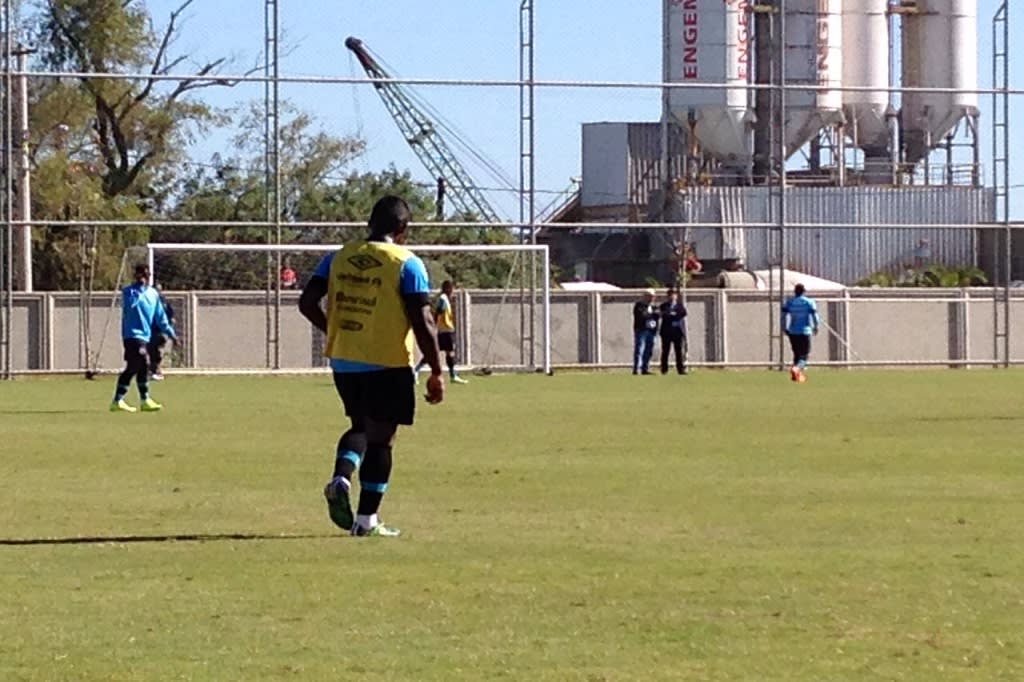 Felipão arma time com Galhardo e Mamute entre os titulares