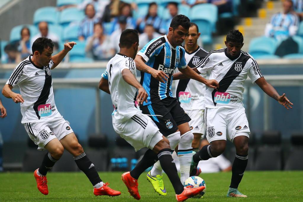 Depois de sofrer gol no final, Maicon cobra reforço na marcação do Grêmio