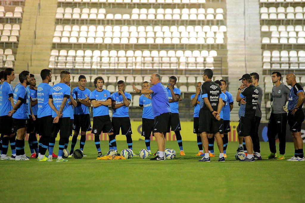 Felipão deve escalar o Grêmio com três volantes contra o CRB